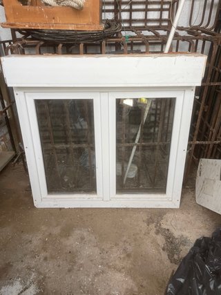 Ventana blanca de 2 hojas con persiana