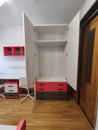 Armario juvenil de 2 puertas y 4 cajones.