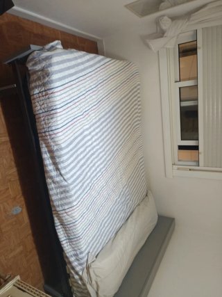 Estructura de cama, colchón y almohada