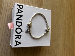 Pulsera Pandora con 2 charms de corazón