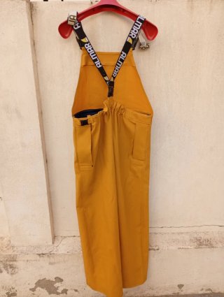 Peto amarillo impermeable