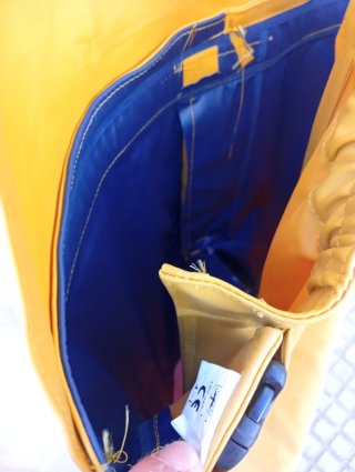 Peto amarillo impermeable