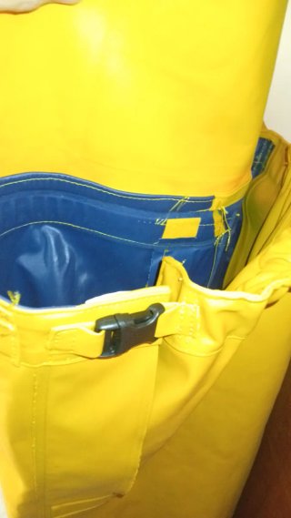 Peto amarillo impermeable