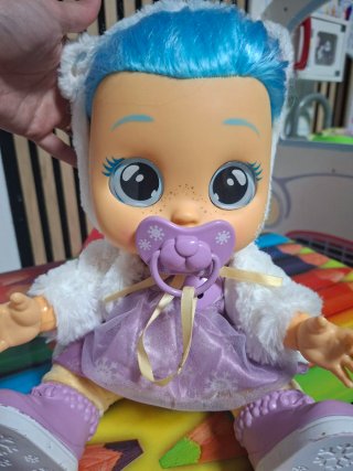 Bebé Llorón con chupete y vestido