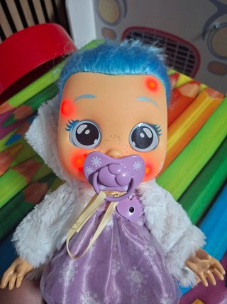 Bebé Llorón con chupete y vestido