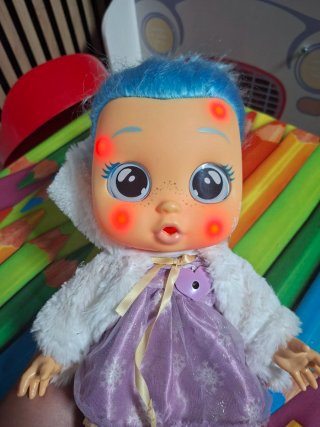 Bebé Llorón con chupete y vestido