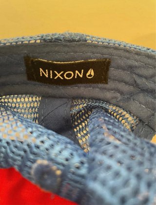 Gorra Nixon Rejilla Azul y Roja