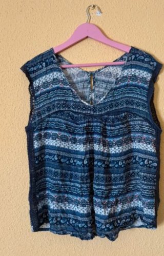 Blusa azul con estampado étnico
