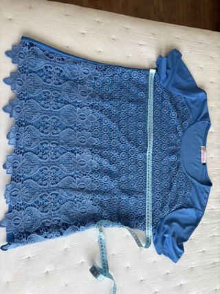 Camiseta azul con encaje