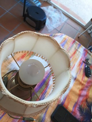 Lámpara de mesa tela y metal