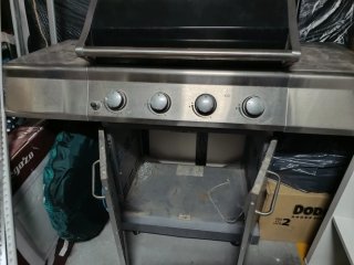 Barbacoa de gas negra y plateada