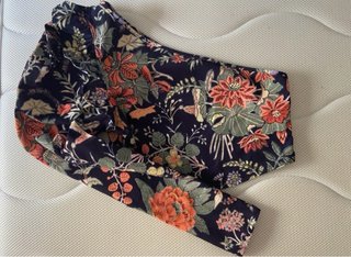 Top estampado floral y de una sola manga.