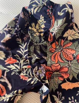 Top estampado floral y de una sola manga.