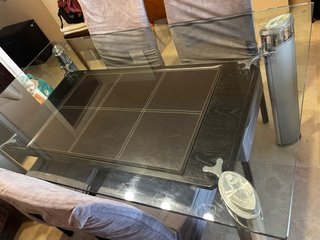 Mesa Comedor Cristal y Piel + 4 Sillas