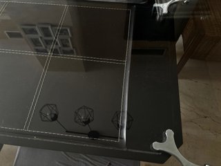 Mesa Comedor Cristal y Piel + 4 Sillas