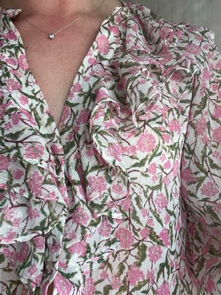 Blusa estampada flores rosa y verde