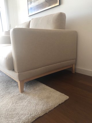 SOFA BREDA ROOM beige 2 plazas base madera