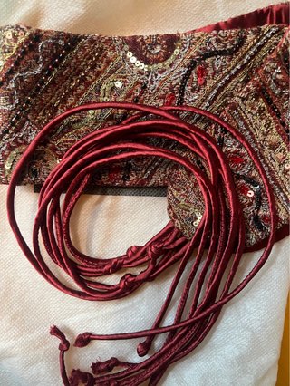 Fajín con pedrería dorado y rojo