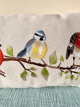 Funda Cojín 50x30cm.Bordado Tres Pajaritos.70%Lino