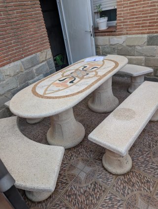 Mesa y bancos de jardín de piedra