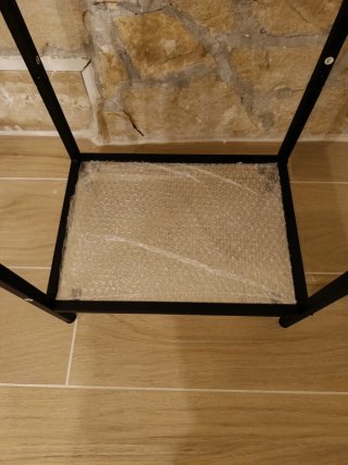 Tavolino con piani in vetro nero