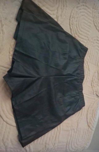 Falda pantalón efecto cuero negra