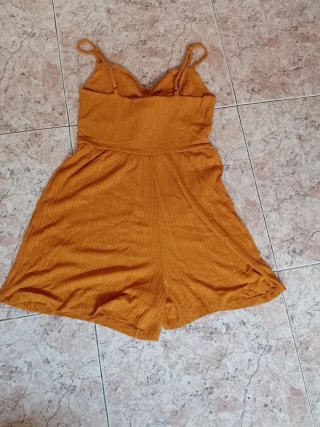 Mono corto mostaza con nudo