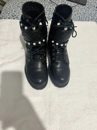 Botas negras con tachuelas y perlas