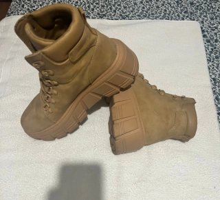 Botas negras con tachuelas y perlas