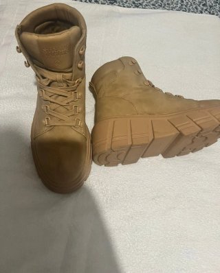 Botas negras con tachuelas y perlas