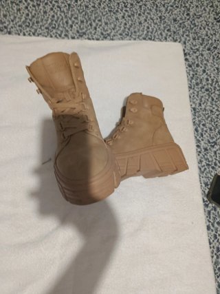 Botas negras con tachuelas y perlas