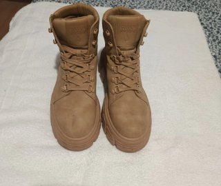 Botas negras con tachuelas y perlas