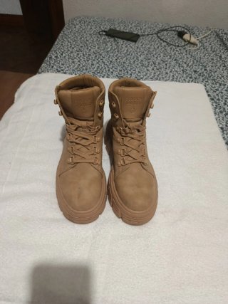 Botas negras con tachuelas y perlas