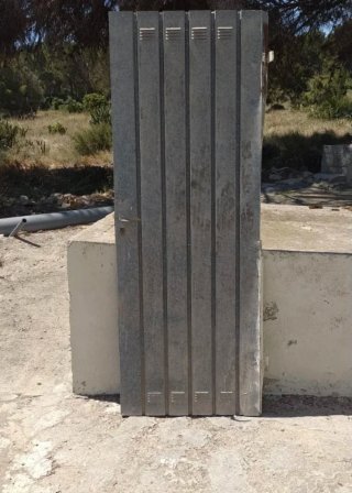 Puerta hierro galvanizado acanalada gris