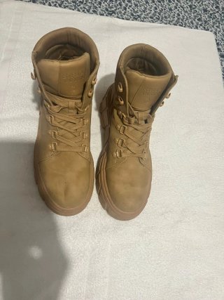Botas color beige y marrón