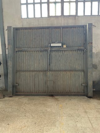 Puerta hierro con motor. Almacén/garaje/nave.