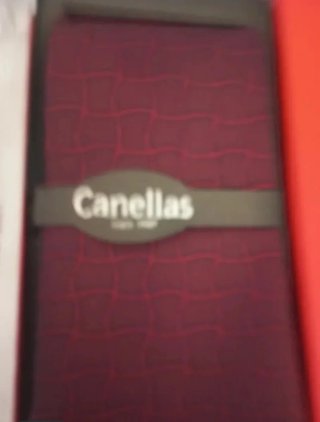 Corbatas de marca en caja de marca canallas
