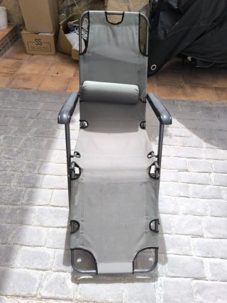 Tumbona plegable gris y verde