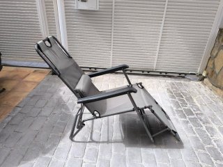 Tumbona plegable gris y verde