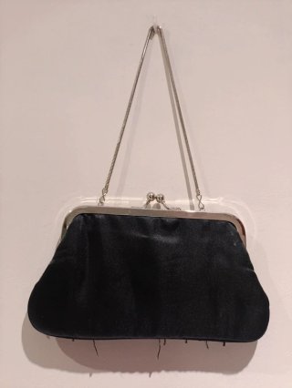 Bolso de fiesta negro con cuentas plateadas