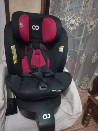Silla de coche negra y roja
