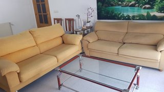 Sofá de tela amarillo y mesa de centro