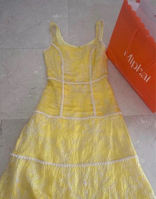Vestido amarillo Miphai bordado