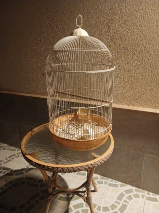 Jaula para pájaros beige y blanca tres puertas