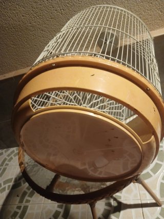 Jaula para pájaros beige y blanca tres puertas