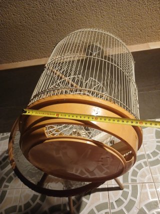 Jaula para pájaros beige y blanca tres puertas