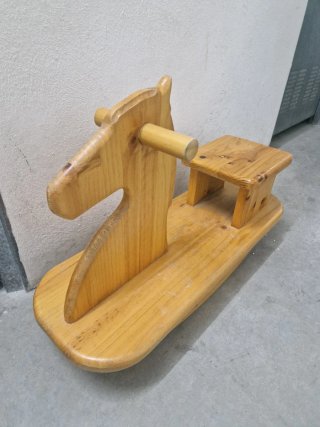 Caballito de madera para niños