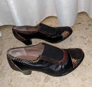 Zapatos de tacón negros y multicolor