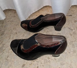 Zapatos de tacón negros y multicolor