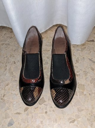 Zapatos de tacón negros y multicolor